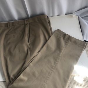 Haggar Classic Fit khaki pants size 44x30 In excellent condition